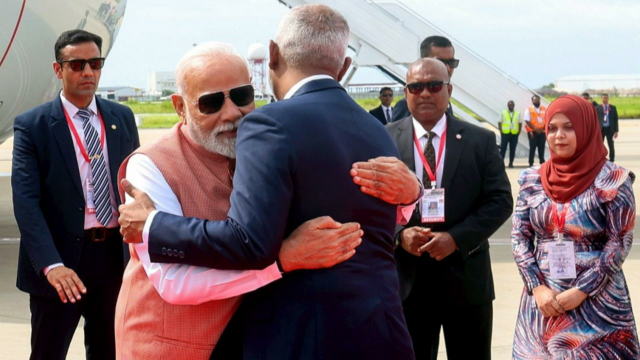 O presidente de Maldiev Mohamedu Mohamedu Modi recebe Modi com abraços quentes em um homem

