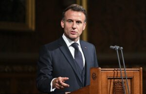 O presidente francês Emmanuel Macron afirma que a França adotará uma atitude “firme” em relação à crise dos pequenos barcos – mas avisa os parlamentares que a Grã -Bretanha facilita demais para os migrantes construir uma nova vida Emmanuel Macron alertou que a Grã -Bretanha deve agir para tornar mais difícil para os migrantes construir uma nova vida aqui