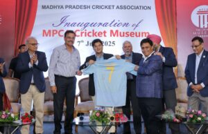 O primeiro museu de críquete na Índia é aberto em Indor; Exibe Bradman Bat, CK Nayudu Mechemorabilia O primeiro museu de críquete na Índia é aberto em Indor; Exibe Bradman Bat, CK Nayudu Mechemorabilia