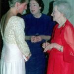 Princesa Diana com sua tia Mary Roche (centro), que é a avó de Rosie