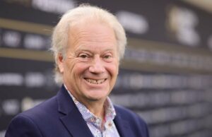 O principal dia de licenciamento principal Cohen sai em frente a um esboço Dan-Cohen-Getty