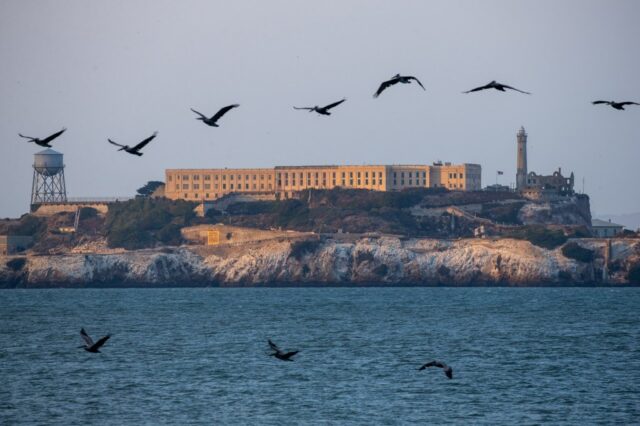 O procurador -geral Pam Bondi visita Alcatraz para conduzir os planos de Trump de reabrir a antiga prisão

