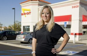O proprietário da entrada Lynsi Snyder abordou a reação do balcão ‘in-outa California’ O proprietário da entrada Lynsi Snyder abordou a reação do balcão 'in-outa California'