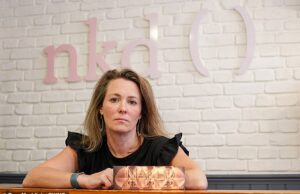 O proprietário desafiador do Salon promete combater a luta de marca “agressiva” com a gigante da beleza L’Oreal por causa de sua marca NKD Rebecca Dowdeswell, 49, foi trancada em uma disputa legal com a empresa global de cosméticos e diz que já gastou mais de £ 30.000 para defender sua posição