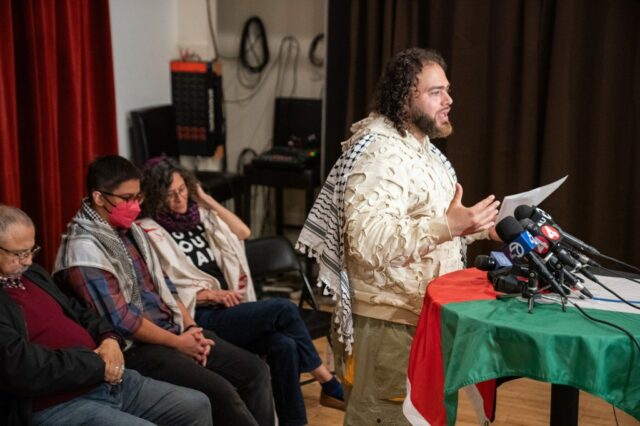 O advogado de direitos civis Glenn Katon apela na quarta -feira, 30 de julho de 2025, a mídia e os paroquianos durante uma conferência de imprensa para apoiar a cafeteria de Jerusalém na comunidade de East Bay, em Oakland. (BC). (Don Feria para o Bay Area News Group)