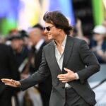 Os atores dos EUA Tom Cruise (R) e sua esposa Katie Holmes (L) posam no tapete vermelho quando chegam à estréia de cinema internacional do filme