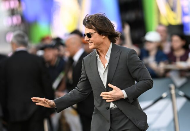 Os atores dos EUA Tom Cruise (R) e sua esposa Katie Holmes (L) posam no tapete vermelho quando chegam à estréia de cinema internacional do filme 
