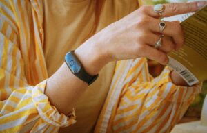 O que é Bee, a sempre listando a IA Wearable assumida pela Amazon? Close-up do dispositivo Ai de abelhas no pulso de mulheres