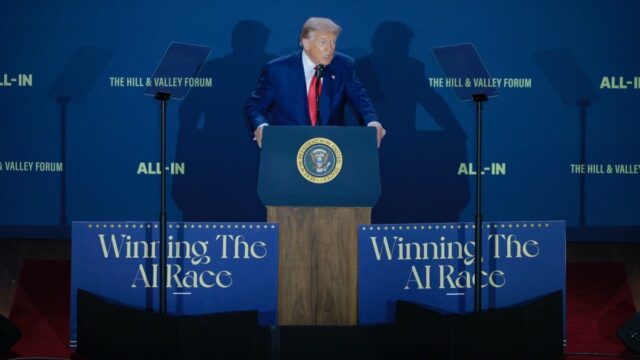 O CEO da Tesla, Elon Musk, aperta as mãos do presidente Donald Trump no Salão Oval