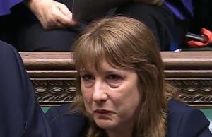 O que – ou quem – causou as lágrimas de Rachel Reeve que desencadearam preocupações nos mercados? O futuro de Kansler está na balança no meio das reivindicações sobre o conflito com Rayner … quando Starmer se recusa a garantir seu trabalho Rachel Reeves enviou mercados que caíram hoje após uma degradação chorosa no Commons (foto) que é impulsionada a especulação de que ela está saindo