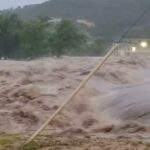 Seguin, TX: O rio Guadalupe subiu para uma altitude de 34 polegadas depois que o Condado de Kerr, o Texas, foi trovejado com mais de 10 polegadas de chuva durante a noite