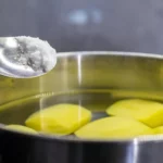 O segredo das batatas perfeitamente cozidas. Uma colher adicionada ao pote é maravilhas