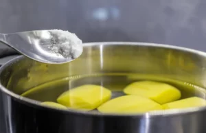 O segredo das batatas perfeitamente cozidas. Uma colher adicionada ao pote é maravilhas O segredo das batatas perfeitamente cozidas. Uma colher adicionada ao pote é maravilhas