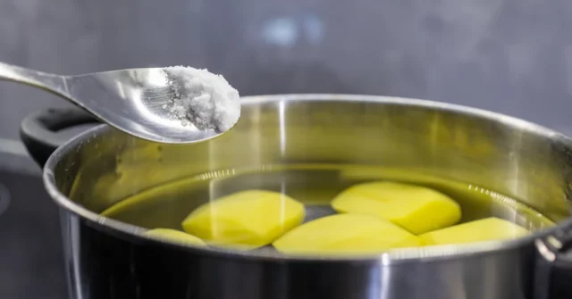 O segredo das batatas perfeitamente cozidas. Uma colher adicionada ao pote é maravilhas

