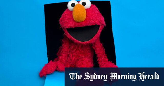 Elmo, um alegre Muppet vermelho criado em 1979, mas Forever 3½, tem mais de 650.000 seguidores em X.