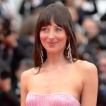 O soro iluminado abaixo dos olhos Dakota Johnson EUA está à venda por US $ 13