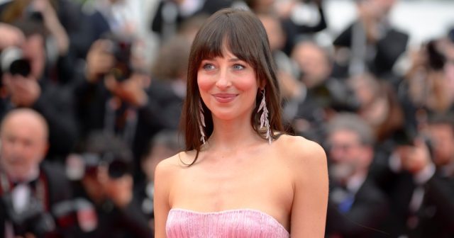 O soro iluminado abaixo dos olhos Dakota Johnson EUA está à venda por US $ 13

