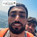 Um pequeno migrante de barco que recebeu ajuda no canal das autoridades francesas documentando seu