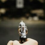 O suposto intruso em estado estacionário depois de cagar o proprietário
