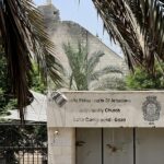 Uma visão da lesão na Igreja da Sagrada Família em Gaza City após um ataque israelense