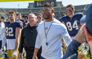 O técnico de Notre Dame, Marcus Freeman March Madness Logo