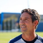 O treinador principal do Bay FC, Albertin Montoya, observa a equipe antes de um jogo contra o Angel City FC no Paypal Park em San Jose, Califórnia, no sábado, 17 de maio de 2025 (Shae Hammond/Bay Area News Group)