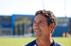 O técnico do Bay FC, Albertin Montoya, foi esclarecido pelo NWSL após o exame de Mobbing O treinador principal do Bay FC, Albertin Montoya, observa a equipe antes de um jogo contra o Angel City FC no Paypal Park em San Jose, Califórnia, no sábado, 17 de maio de 2025 (Shae Hammond/Bay Area News Group)