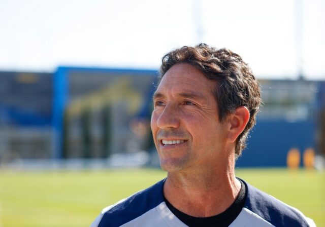 O treinador principal do Bay FC, Albertin Montoya, observa a equipe antes de um jogo contra o Angel City FC no Paypal Park em San Jose, Califórnia, no sábado, 17 de maio de 2025 (Shae Hammond/Bay Area News Group)