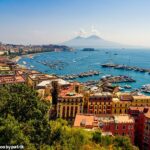 Um poderoso terremoto balançou a cidade italiana de Nápoles e a região circundante. A imagem do arquivo mostra a cidade com o Monte Vesúvio em segundo plano