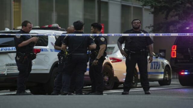 O tiroteio nos Estados Unidos Manhattan, 5 pessoas foram mortas, incluindo policiais e autores.

