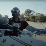 John Cena se move em uma motocicleta como o pacificador do personagem DC.