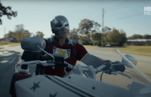 O trailer da 2ª temporada John Cena se move em uma motocicleta como o pacificador do personagem DC.