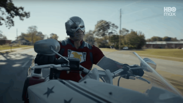 John Cena se move em uma motocicleta como o pacificador do personagem DC.