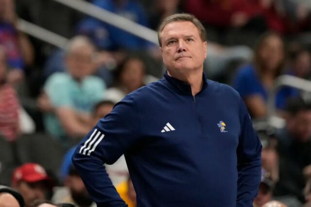 O treinador principal Kansas Bill se retirou da trilha batida.