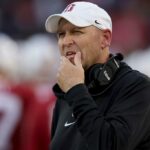 O treinador de futebol lançou Stanford Troy Taylor suga a ESPN para difamação