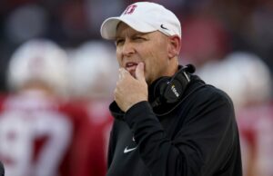 O treinador de futebol lançou Stanford Troy Taylor suga a ESPN para difamação O treinador de futebol lançou Stanford Troy Taylor suga a ESPN para difamação