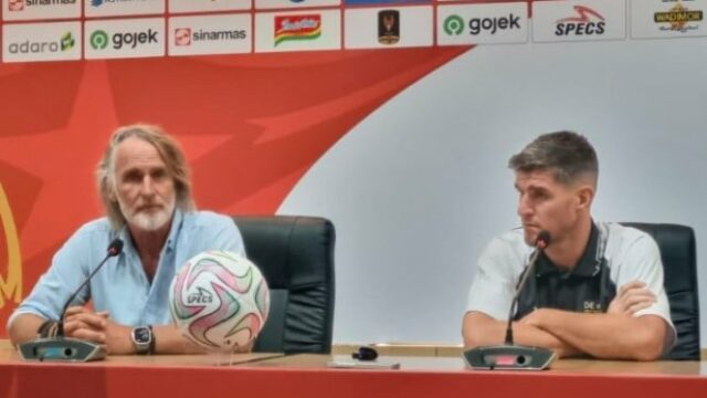O treinador do Dewa United está muito orgulhoso de equilibrar a persiba com 10 jogadores

