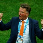O treinador veterano Louis van Gaal diz que está curado de câncer