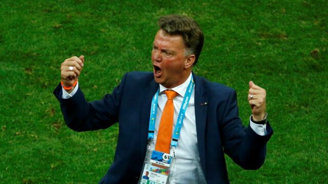 O treinador veterano Louis van Gaal diz que está curado de câncer

