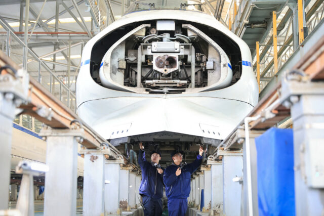 O trem Maglev da China é mais rápido do que a maioria dos planos

