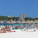 Um turista britânico ficou gravemente ferido depois de cair por um barco e preso em sua propensão perto da praia de Nikki em Magaluf. Imagem: Foto de arquivo por banhistas de sol em Nikki Beach