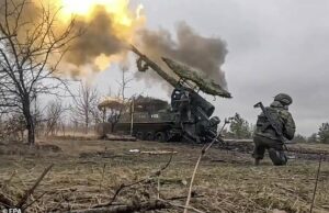 O último ataque de moagem de carne “Hail Mary Mary” de Putin: ‘160.000’ Tropas de forragem russa de canhão para progresso na última chance de pegar terras ucranianas antes que o ultimato de 50 dias de Trump termine Russo 152 mm Autopropulou a pistola 2S5 'Giatsint-S' contra posições ucranianas em um local pouco claro na Ucrânia