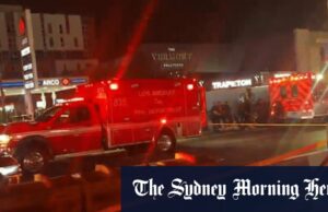 O veículo dirige a empresa em Santa Monica Boulevard em Hollywood O veículo dirige a empresa em Santa Monica Boulevard em Hollywood