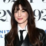 O vestido Maxi Maxi de Anne Hathaway é uma obra de arte, e esse visual de US $ 23 garras do visual