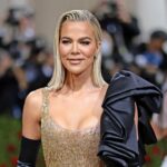 O vestido de convidado de casamento de Khloe Kardashian está quase exausto, mas esta versão de US $ 44 não é
