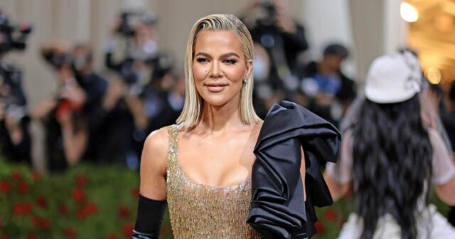 O vestido de convidado de casamento de Khloe Kardashian está quase exausto, mas esta versão de US $ 44 não é

