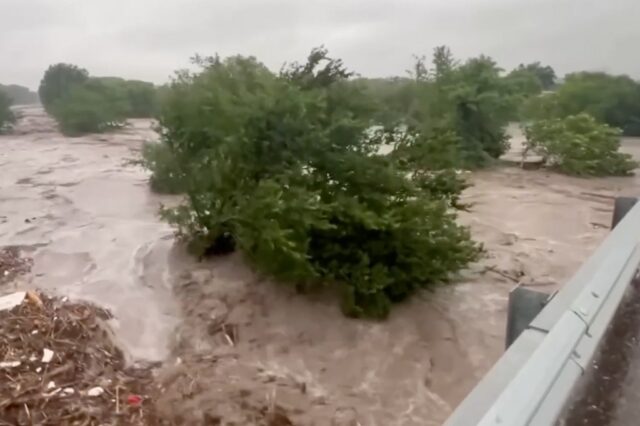 O vídeo chocante mostra a rapidez com que as águas da inundação no Texas aumentaram mais de 20 pés em apenas 37 minutos

