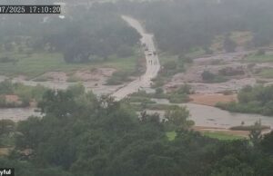 O vídeo do rio da morte: assustador mostra como o rio Texas inchou em apenas alguns minutos que varreram 80 pessoas para a morte, incluindo 28 crianças Um vídeo fino de timelapse apareceu mostrando como o rio Guadalupe cresceu mais de 30 metros acima de seu nível normal em menos de uma hora