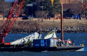 O vídeo recém -lançado mostra o momento aterrorizante do exército Black Hawk e American Airlines, a aeronave colidiu no desastre ardente da DC Naufrágio de helicóptero, que foi salvo do rio.