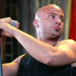 A banda do rock perturbou o vocalista David Draiman foi vaiado enquanto tocava um site de apoio no último show ao vivo de Ozzy Osbourne e Black Sabbath. Imagem: David Draiman de Disturbed ocorre durante o Ozzfest 2003